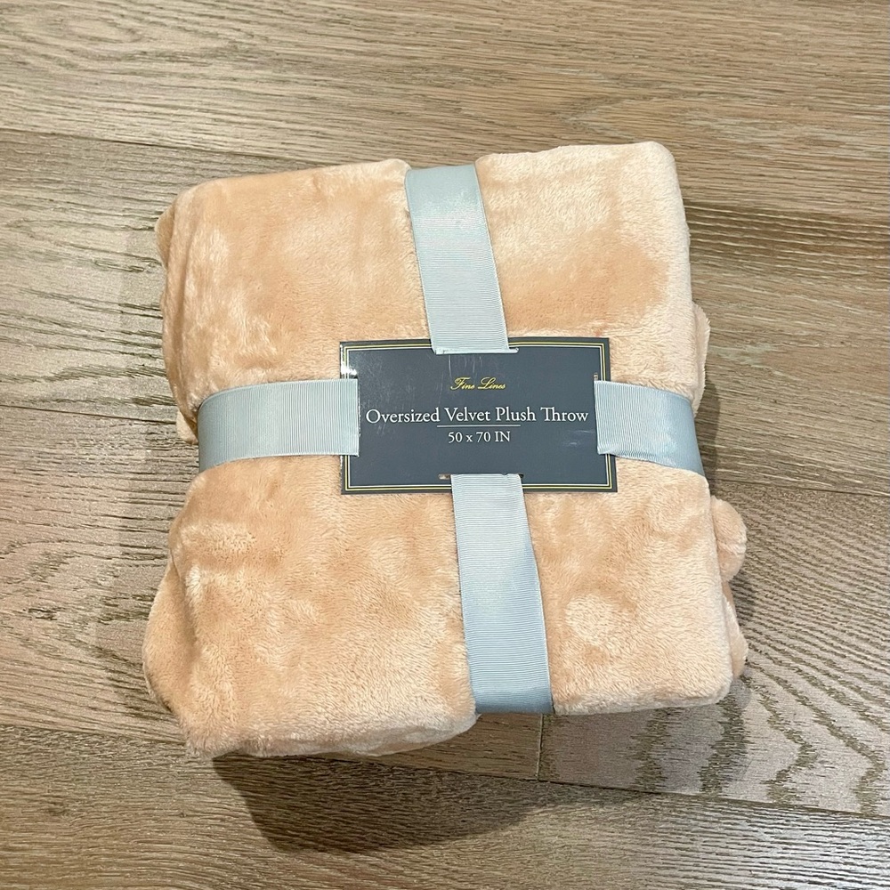 NWT Fine Line Oversized Luxurious Tan Peach Velvet Plush Throw with Pink Tone